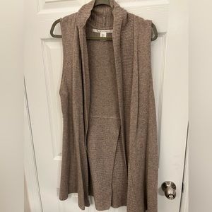 Sleeveless knit cardigan with back slit